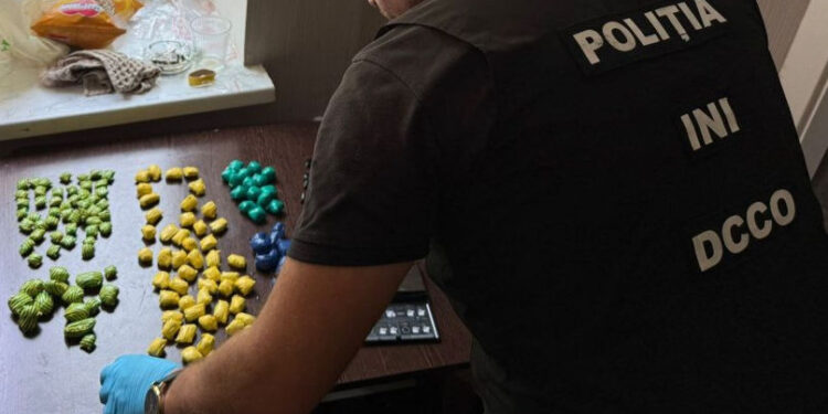 Trei tineri din Chișinău, reținuți pentru trafic de droguri prin Telegram