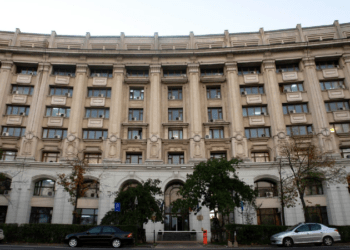 Doi funcționari reținuți pentru falsificarea documentelor de identitate românești