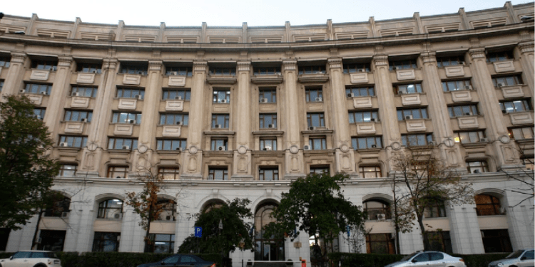 Doi funcționari reținuți pentru falsificarea documentelor de identitate românești