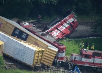 Trei răniți și scurgeri de motorină după ce un tren cu substanțe periculoase a deraiat în SUA