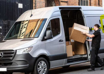 Un român și doi moldoveni, amendați pentru transport ilegal de colete din Italia