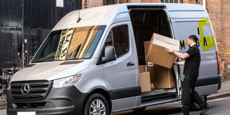 Un român și doi moldoveni, amendați pentru transport ilegal de colete din Italia