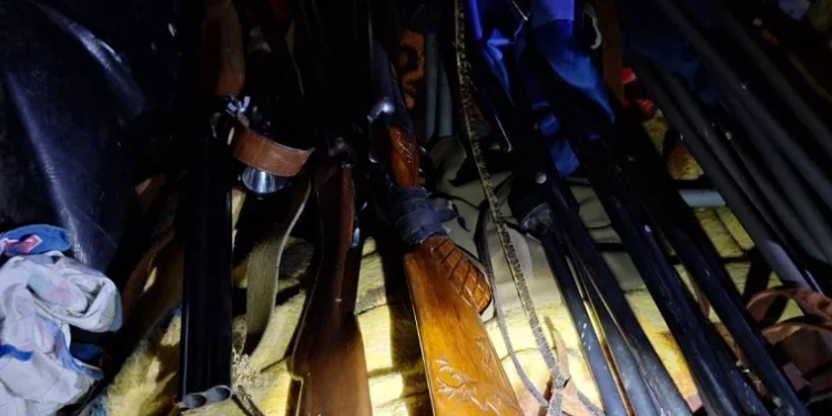 Razii ale inspectorilor de mediu la Nisporeni: Arme găsite într-un automobil