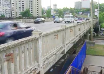 Pericol în trafic pe strada Albișoara din Chișinău! O bucată de beton s-a prăbușit de pe podul Ismail