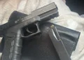 Pistol cu gaz și cartușe, descoperite de vameși la intrarea în țară