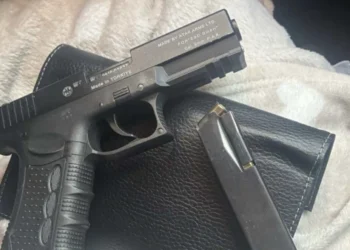 Pistol cu gaz și cartușe, descoperite de vameși la intrarea în țară