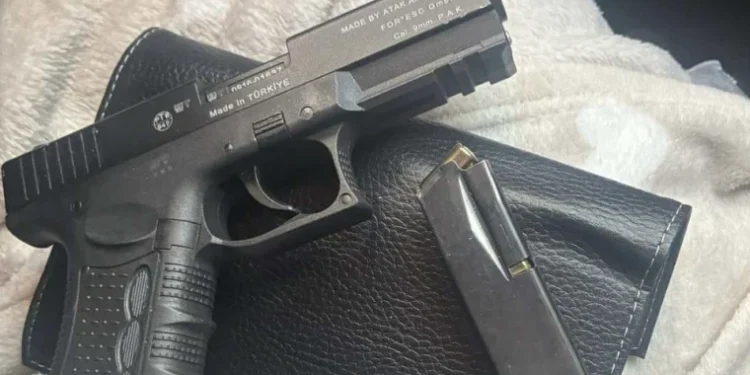 Pistol cu gaz și cartușe, descoperite de vameși la intrarea în țară
