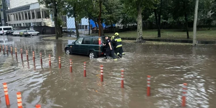 IGSU în alertă: Intervenții în mai multe raioane după ploile torențiale