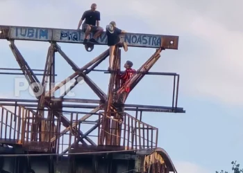 На заброшенную канатную дорогу в Кишинёве забрались подростки