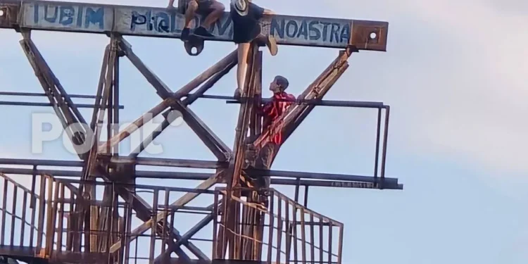 На заброшенную канатную дорогу в Кишинёве забрались подростки