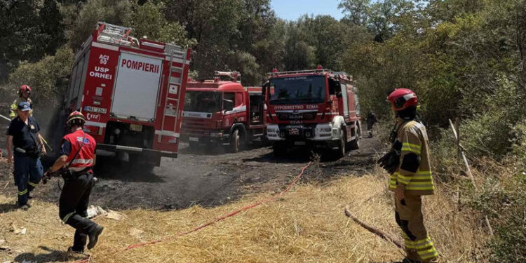 Pompierii moldoveni luptă cu flăcările în Grecia