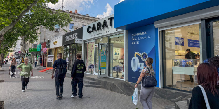 Зарплата, которая удержит молдаван дома: ожидания превышают реальные доходы в 1,6 раза