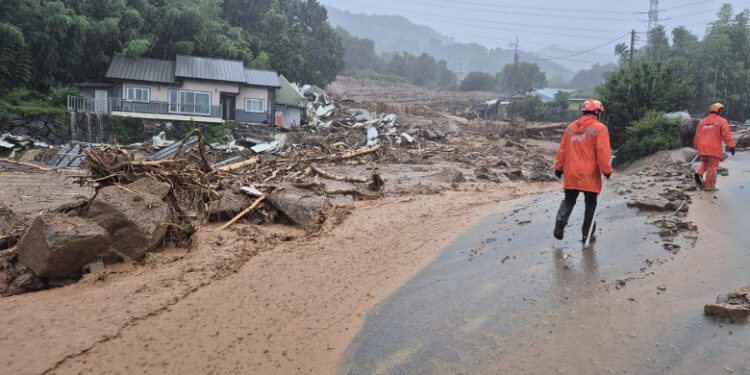 Inundații și alunecări de teren uriașe în Coreea de Sud: 14 persoane au murit, iar 12 sunt date dispărute