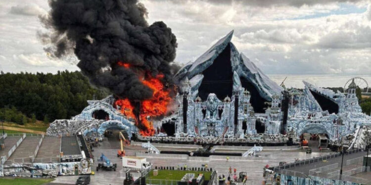 Incendiu uriaș la scena principală a festivalului Tomorrowland din Belgia, cu două zile înainte de deschidere