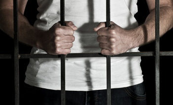 Bărbat de 41 de ani condamnat la 9 ani și 6 luni pentru jaf cu violență.