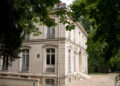 Vila din afara Parisului ce i-a aparținut lui Karl Lagerfeld, vândută cu peste 4.5 milioane de euro. Imagini din curte și din interior