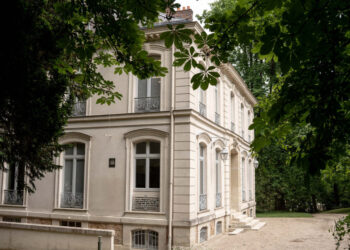 Vila din afara Parisului ce i-a aparținut lui Karl Lagerfeld, vândută cu peste 4.5 milioane de euro. Imagini din curte și din interior