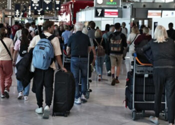 Haos pe aeroporturile din Franța: Peste 900 de zboruri au fost anulate joi din cauza grevei controlorilor de trafic aerian