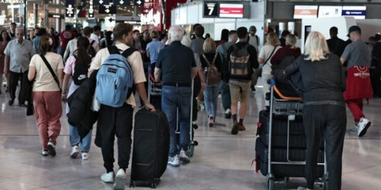 Haos pe aeroporturile din Franța: Peste 900 de zboruri au fost anulate joi din cauza grevei controlorilor de trafic aerian