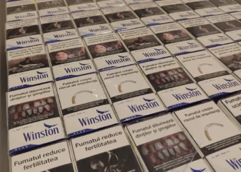 Doi pasageri, prinși pe Aeroportul Chișinău cu valizele pline de țigări