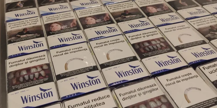 Doi pasageri, prinși pe Aeroportul Chișinău cu valizele pline de țigări