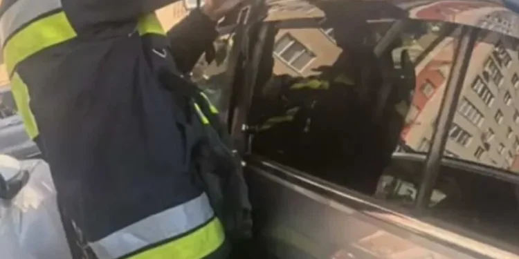 Un copil de 5 ani a rămas blocat într-o mașină în Chișinău, a fost salvat de pompieri în mai puțin de 10 minute