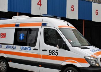 Tânără de 27 de ani, rănită grav după ce a căzut de la etajul trei în Chișinău