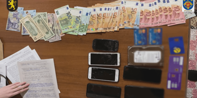 Escrocherie de peste 4,4 milioane lei coordonată din penitenciar: Opt condamnați la până la 12 ani de închisoare