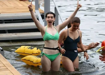 В Париже вновь разрешили плавать в Сене — после 100-летнего запрета