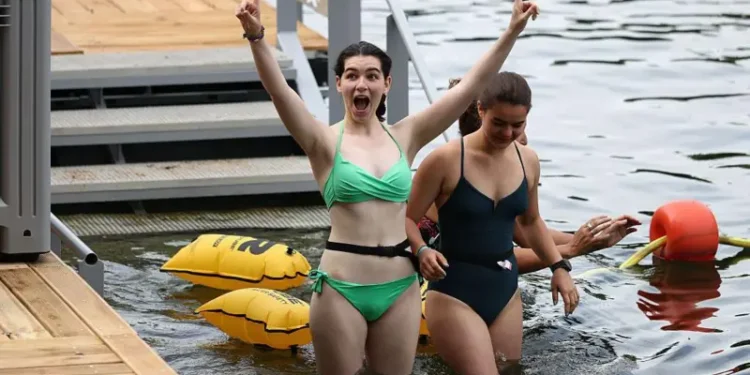 В Париже вновь разрешили плавать в Сене — после 100-летнего запрета