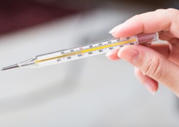 Dosar penal pentru o femeie care a aruncat un termometru cu mercur la gunoi