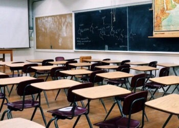 Lupta pentru școala din Dolna: Părinții cer amânarea închiderii gimnaziului și acuză autoritățile de ignorare