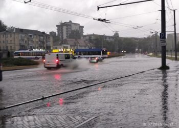 Inundații la Buiucani: Străzile s-au transformat în canale, circulația este haotică