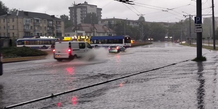 Inundații la Buiucani: Străzile s-au transformat în canale, circulația este haotică