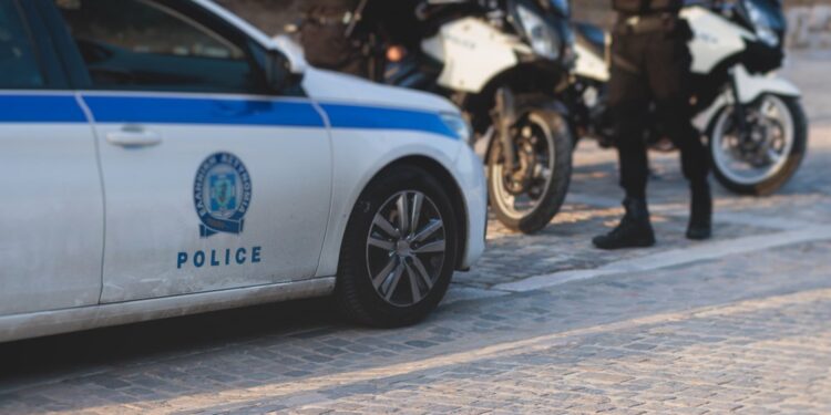 Doi moldoveni, reținuți în Grecia cu acte false