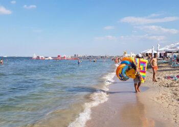 Вода в Черном море у побережья Румынии резко охладилась: туристам подняли предупреждающий жёлтый флаг