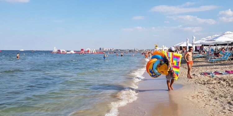 Вода в Черном море у побережья Румынии резко охладилась: туристам подняли предупреждающий жёлтый флаг
