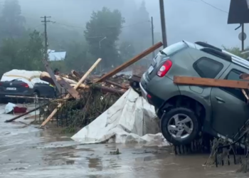 Zeci de turiști, izolați într-o pensiune din judeţul Suceava din cauza inundațiilor. Raed Arafat: Vor fi evacuați pe rând, cu elicopterul