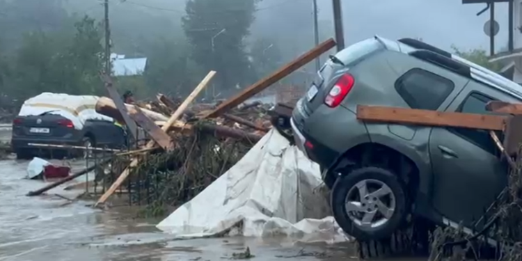 Zeci de turiști, izolați într-o pensiune din judeţul Suceava din cauza inundațiilor. Raed Arafat: Vor fi evacuați pe rând, cu elicopterul