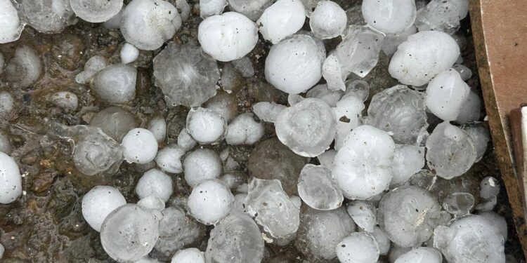 România, lovită de fenomene meteo extreme. Cod roșu de furtună în județele Neamț și Iași