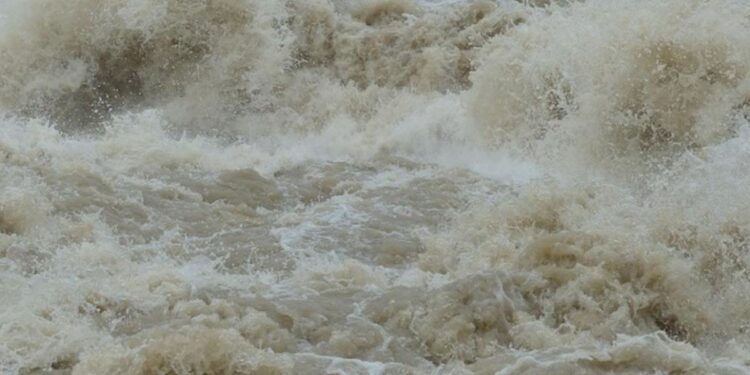 Hidrologii au emis mai multe alerte: Inundații extrem de puternice lovesc în România