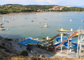 O fetiță de 3 ani a murit la un parc acvatic, după ce a căzut de pe un tobogan. Era în vacanță cu familia, în Croația