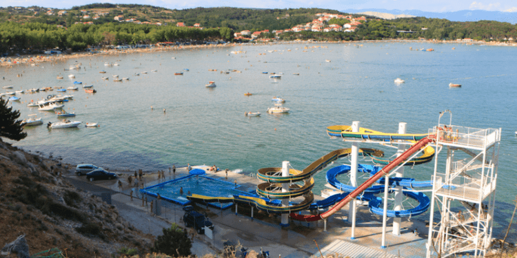 O fetiță de 3 ani a murit la un parc acvatic, după ce a căzut de pe un tobogan. Era în vacanță cu familia, în Croația