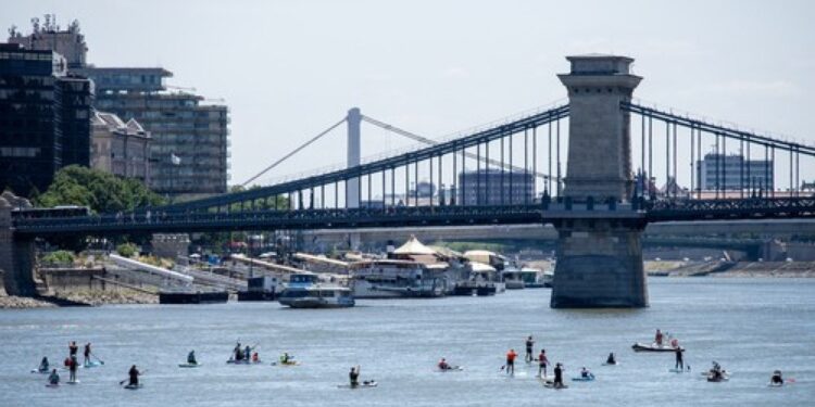 Nivelul scăzut al apei pe Dunăre perturbă transportul naval din Ungaria, iar tarifele ar putea să crească