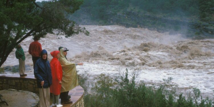 Mai mulţi morţi şi dispăruţi în inundaţiile din Texas. O tabără de copii, măturată de viitură: „Lipsesc, nu suntem siguri câți”