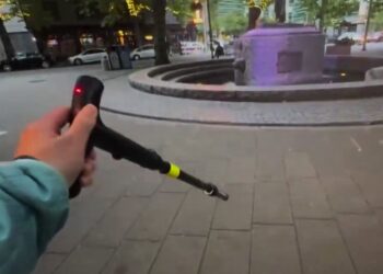 Американские пенсионеры стали пользоваться тростями с электрошокерами для самообороны