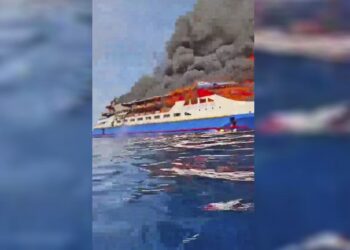 В Индонезии загорелся паром с 280 людьми на борту