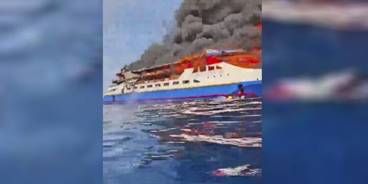 В Индонезии загорелся паром с 280 людьми на борту