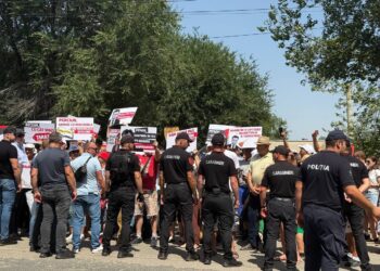 Vizita lui Recean la Taraclia: localnicii l-au întâmpinat cu mături, rețineri și proteste