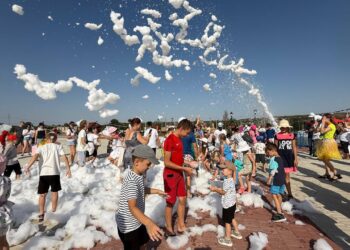 Sute de copii și părinți au participat la o discotecă cu spumă în Comrat